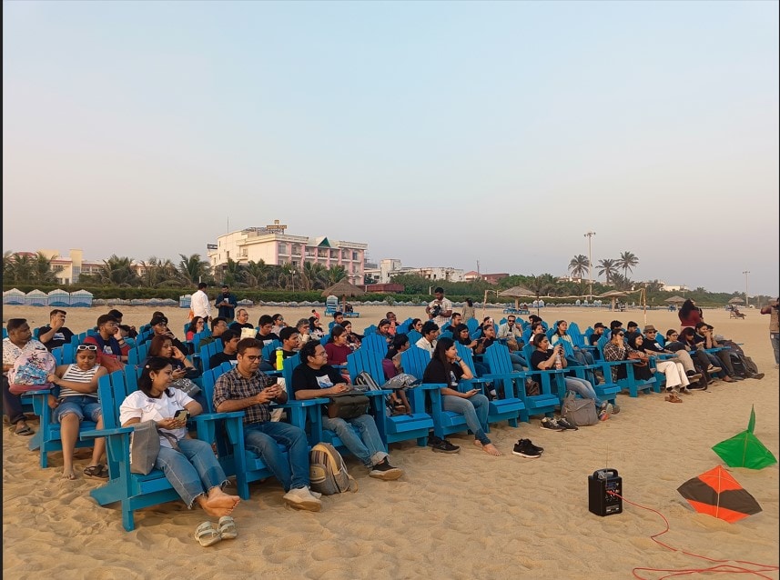 Participants at a session on the beach in Puri (Akankshya Abismruta) Participants at a session on the beach in Puri (Akankshya Abismruta)