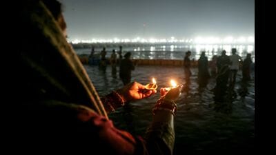 A pilgrim performs rituals before taking a holy dip in the Ganges River at Dashashwamedh Ghat during the ongoing Maha Kumbh Mela festival in Prayagraj on January 28 (AFP) A pilgrim performs rituals before taking a holy dip in the Ganges River at Dashashwamedh Ghat during the ongoing Maha Kumbh Mela festival in Prayagraj on January 28 (AFP)