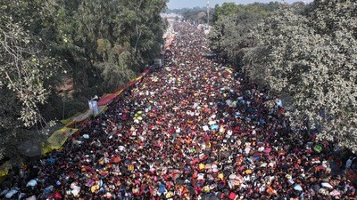 Heavy rush of pilgrims in Sangam City a day before Mauni Amavasya . (HT Photo) Heavy rush of pilgrims in Sangam City a day before Mauni Amavasya . (HT Photo)