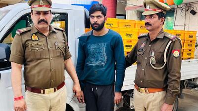 In the morning, Kumar called on the police emergency number claiming that three men on a bike snatched away cash from him while he was in his pickup vehicle on the service road leading to Mohan Nagar. (Sakib Ali/HT Photo) In the morning, Kumar called on the police emergency number claiming that three men on a bike snatched away cash from him while he was in his pickup vehicle on the service road leading to Mohan Nagar. (Sakib Ali/HT Photo)