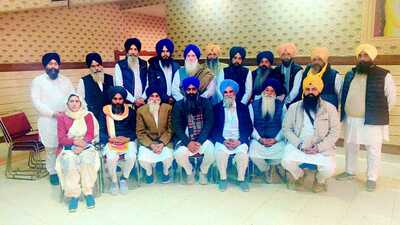 Independents who formed Akal Panthak Morcha during a meeting in Kaithal on Tuesday. (HT Photo) Independents who formed Akal Panthak Morcha during a meeting in Kaithal on Tuesday. (HT Photo)