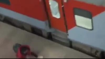 Incidents of vandalism in trains going towards Prayagraj for Maha Kumbh have been reported. (X) Incidents of vandalism in trains going towards Prayagraj for Maha Kumbh have been reported. (X)