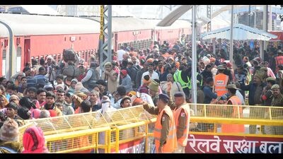 Rush of pilgrims at railway stations of Prayagraj (Anil Kumar Maurya/HT)