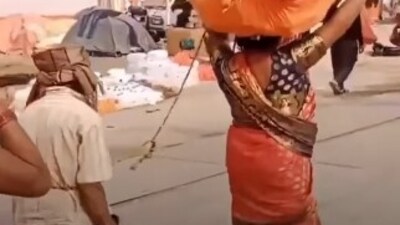 A couple at the Mahakumbh Mela 2025 used a rope to stay together amid the massive crowd. (Instagram/log.kya.sochenge) A couple at the Mahakumbh Mela 2025 used a rope to stay together amid the massive crowd. (Instagram/log.kya.sochenge)