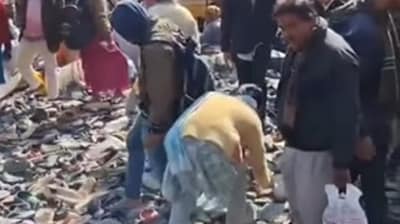 A viral video from the Mahakumbh Mela captured devotees searching for their slippers. (Instagram/apnaprayagrajoriginal) A viral video from the Mahakumbh Mela captured devotees searching for their slippers. (Instagram/apnaprayagrajoriginal)