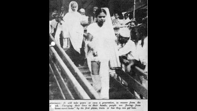 Sindhi refugees disembarking at the dock in Bombay during Partition. (Aruna Katara/sindhistories.wordpress)