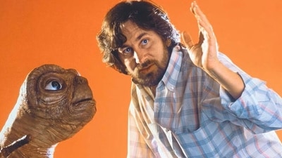 Steven Spielberg's ET was the highest-grossing film of 1982. Steven Spielberg's ET was the highest-grossing film of 1982.