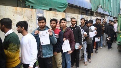 Appearing candidates standing in queue before appearing in the JEE Mains exam at an examination centre at Patliputra in Patna. (Santosh Kumar ) Appearing candidates standing in queue before appearing in the JEE Mains exam at an examination centre at Patliputra in Patna. (Santosh Kumar )