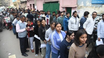 Candidates standing in queue outside exam centre in Patliputra in Patna before appearing for JEE Mains Exam Shift 2 today. (Santosh Kumar ) Candidates standing in queue outside exam centre in Patliputra in Patna before appearing for JEE Mains Exam Shift 2 today. (Santosh Kumar )