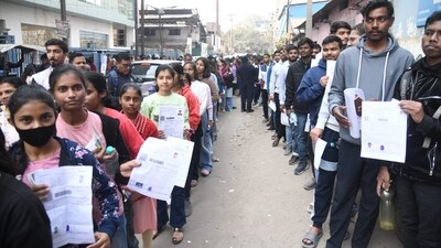 Students with their admit cards outside exam centre at Patliputra in Patna before appearing for JEE Main 2025 Shift 2. (Santosh Kumar ) Students with their admit cards outside exam centre at Patliputra in Patna before appearing for JEE Main 2025 Shift 2. (Santosh Kumar )