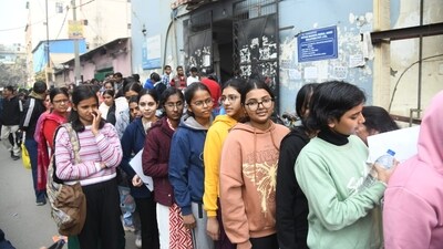 Outside an examination centre at Patliputra in Patna where candidates are standing in queue before appearing for JEE Mains Shift 2. (Santosh Kumar ) Outside an examination centre at Patliputra in Patna where candidates are standing in queue before appearing for JEE Mains Shift 2. (Santosh Kumar )