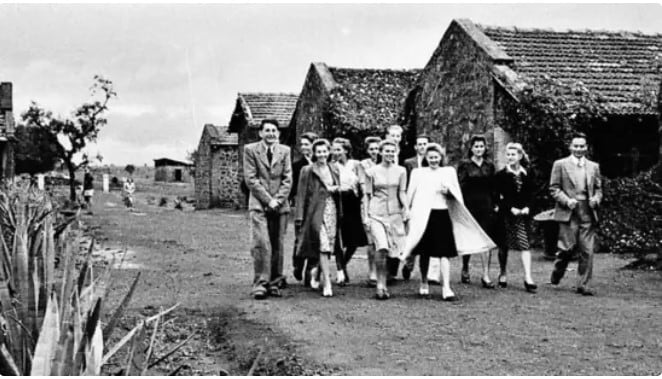 Refugees at the Valivade Camp after arriving from Poland. (Courtesy Maharashtra Govt Archives)