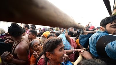 Prayagraj, India, Jan 29, 2025:::Devotees jumped the barricades as a massive crowd arrived to bath in Sangam on the occasion of 'Mauni Amavasya' at Mahakumbh in Prayagraj, Uttar Pradesh, India, on Wednesday, January 29, 2025. (Deepak Gupta/Hindustan Times) Prayagraj, India, Jan 29, 2025:::Devotees jumped the barricades as a massive crowd arrived to bath in Sangam on the occasion of 'Mauni Amavasya' at Mahakumbh in Prayagraj, Uttar Pradesh, India, on Wednesday, January 29, 2025. (Deepak Gupta/Hindustan Times)