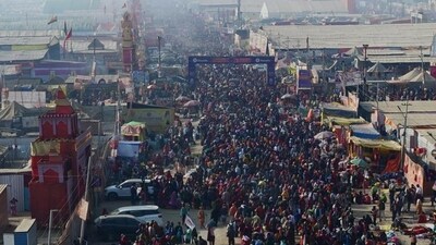 A large number of devotees reaching Mahakumbh Nagar to take a holy dip at Triveni Sangam ahead of Mauni Amavasya in Prayagraj, on Tuesday. (Deepak Gupta/HT Photo)