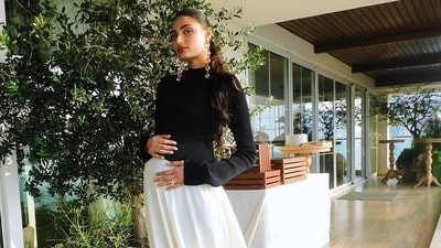 Bump, beauty and elegance: Athiya Shetty’s maternity look Is a showstopper! (Image by Instagram/athiyashetty) Bump, beauty and elegance: Athiya Shetty’s maternity look Is a showstopper! (Image by Instagram/athiyashetty)