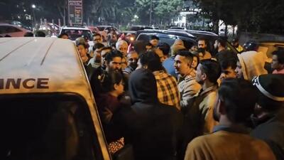 But belying the police’s version that there was no mob violence, a slew of videos appeared on X, in which a huge crowd could be purportedly seen and heard creating a ruckus and hitting the police vehicle repeatedly even as the police tried to pacify them. (HT Photo)