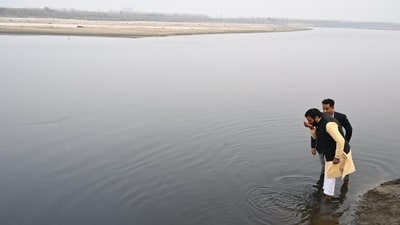 Haryana CM Nayab Singh Saini drinking water (achman) from Yamuna to demonstrate its ‘purity’ near Dahisara village on the Delhi-Haryana border on Wednesday. (HT Photo) Haryana CM Nayab Singh Saini drinking water (achman) from Yamuna to demonstrate its ‘purity’ near Dahisara village on the Delhi-Haryana border on Wednesday. (HT Photo)