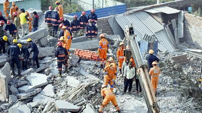 Rescue work at the spot on Tuesday. (Arvind Yadav/HT Photo) Rescue work at the spot on Tuesday. (Arvind Yadav/HT Photo)