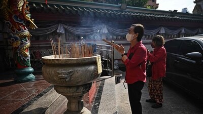 People burn incense while offering prayers at a shrine on the first day of the Lunar New Year of the Snake in Bangkok on January 29, 2025.. (Photo by Lillian SUWANRUMPHA / AFP) (AFP) People burn incense while offering prayers at a shrine on the first day of the Lunar New Year of the Snake in Bangkok on January 29, 2025.. (Photo by Lillian SUWANRUMPHA / AFP) (AFP)