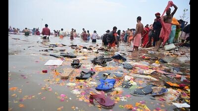 Tragedy struck early on Mauni Amavasya at the Sangam nose, at the Mahakumbh on Wednesday. (HT Photo) Tragedy struck early on Mauni Amavasya at the Sangam nose, at the Mahakumbh on Wednesday. (HT Photo)