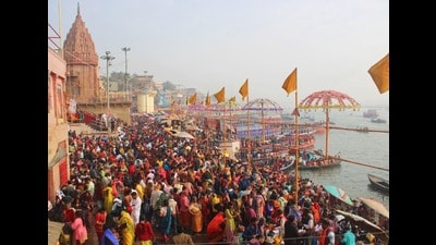 Varanasi Ghats were packed with devotees since morning on Wednesday. (Rajesh Kumar/HT) Varanasi Ghats were packed with devotees since morning on Wednesday. (Rajesh Kumar/HT)