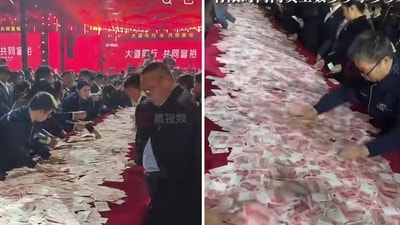The image shows employees of a company counting cash kept on a table. (Screengrab (Rednote)) The image shows employees of a company counting cash kept on a table. (Screengrab (Rednote))