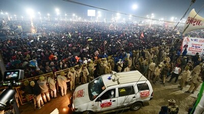 Chaos at the Sangam during Maha Kumbh as a stampede breaks out on Mauni Amavasya. (Deepak Gupta/Hindustan Times)