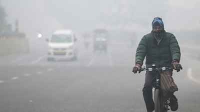 Commuters step out on a cold foggy morning amid rising air pollution. (Sunil Ghosh / Hindustan Times) Commuters step out on a cold foggy morning amid rising air pollution. (Sunil Ghosh / Hindustan Times)
