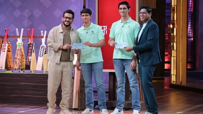 Lenskart CEO Peyush Bansal and boAt co-founder Aman Gupta with founders of Tramboo Sports. (X/Tramboo Sports)