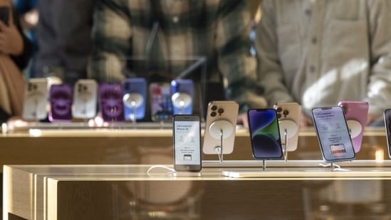 A display of Apple iPhone handsets in an Apple Inc. store in central London, UK, on Monday, Jan. 27, 2025 (Jason Alden/Bloomberg)