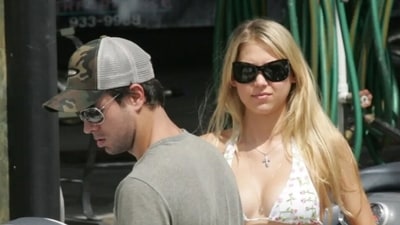 Anna Kournikova is Enrique Iglesias' partner. Anna Kournikova is Enrique Iglesias' partner.