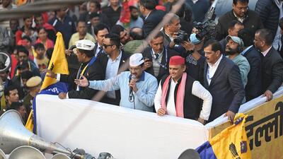 AAP chief Arvind Kejriwal with Samajwadi Party chief Akhilesh Yadav in Kirari constituency in New Delhi on Thursday. (Sanchit Khanna/HT Photo) AAP chief Arvind Kejriwal with Samajwadi Party chief Akhilesh Yadav in Kirari constituency in New Delhi on Thursday. (Sanchit Khanna/HT Photo)