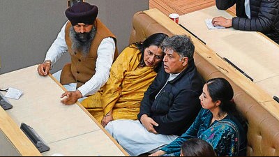 AAP’s Prem Lata with Chandigarh MP Manish Tewari after her loss in the Chandigarh mayoral poll. (Ravi Kumar/HT) AAP’s Prem Lata with Chandigarh MP Manish Tewari after her loss in the Chandigarh mayoral poll. (Ravi Kumar/HT)