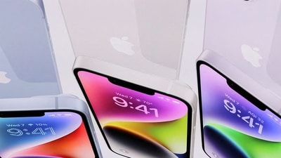 Customers queue at the Apple Fifth Avenue store for the release of the Apple iPhone 14 range in Manhattan, New York City, U.S. (REUTERS)