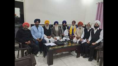 Days after 18 independent members came together claiming majority with support from the Haryana Sikh Panthak Dal (HSPD), veteran Sikh leader Didar Singh Nalvi on Thursday appealed to all elected members and the community to unity for a “Haryana Gurdwara Bacho Morcha”. (HT Photo)