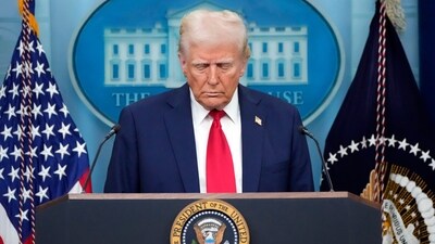 President Donald Trump pauses for a moment of silence before the press briefing to mourn the death of those who died in the Washington plane crash. (AP) President Donald Trump pauses for a moment of silence before the press briefing to mourn the death of those who died in the Washington plane crash. (AP)
