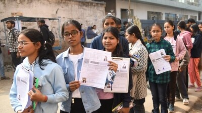 It is mandatory for candidates to carry their JEE Mains 2025 admit card to the exam hall. (Santosh Kumar) It is mandatory for candidates to carry their JEE Mains 2025 admit card to the exam hall. (Santosh Kumar)