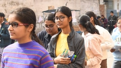 Aspirants standing in queue to appear in the last day of JEE Mains 2025 at an examination centre in Patliputra, Patna. (Santosh Kumar) Aspirants standing in queue to appear in the last day of JEE Mains 2025 at an examination centre in Patliputra, Patna. (Santosh Kumar)