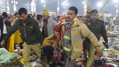 Mahakumbh Stampede: Police personnel carry an injured woman following a stampede before the 'Amrit Snan' on Wednesday. (ANI) Mahakumbh Stampede: Police personnel carry an injured woman following a stampede before the 'Amrit Snan' on Wednesday. (ANI)
