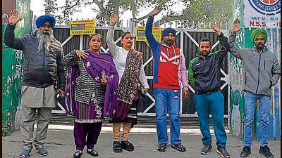 Parents protesting outside School of Eminence, Jawahar Nagar, in Ludhiana on Thursday. (Manish/HT)