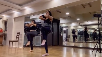 Sushmita Sen and daughter Alisah Sen (left) work out together in a new video posted by the actor. (Instagram/ Sushmita Sen) Sushmita Sen and daughter Alisah Sen (left) work out together in a new video posted by the actor. (Instagram/ Sushmita Sen)