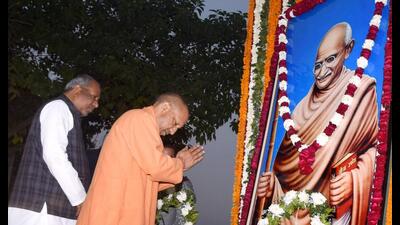 Uttar Pradesh CM Yogi Adityanath paying tribute to Mahatma Gandhi on his death anniversary in Lucknow. (Sourced)