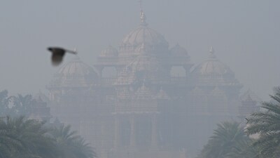 A view seen at Akshardham Temple on cold and foggy morning, in New Delhi, India. (Hindustan Times/Sanjeev Verma) A view seen at Akshardham Temple on cold and foggy morning, in New Delhi, India. (Hindustan Times/Sanjeev Verma)