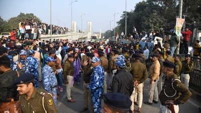 Police administration stopping aspirants during a protest against alleged paper leak and irregularities in the BPSC 70th Integrated Combined Competitive Examination (CCE) 2024 near BPSC office, in Patna.&nbsp; (Santosh Kumar )