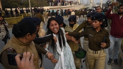 Aspraints protesting against BPSC Prelims paper leak detained by Bihar Police in Patna near BPSC office.&nbsp; (Santosh Kumar )