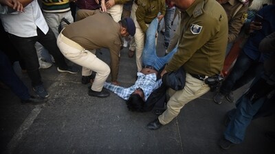 Police personnel detain a candidate staging a protest seeking cancellation of the 70th Combined Competitive Examination (CCE) 2024, conducted by the Bihar Public Service Commission (BPSC), in Patna.&nbsp; (Santosh Kumar )