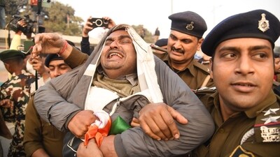Bihar police personnel detained a candidate staging a protest seeking cancellation of the 70th Combined Competitive Examination (CCE) 2024, conducted by BPSC in Patna.&nbsp; (Santosh Kumar )