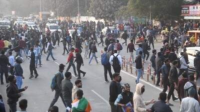 Aspirants protesting near BPSC office in Patna against alleged paper leak irregularities in the BPSC 70th prelims exam near BPSC office in Patna.&nbsp; (Santosh Kumar )