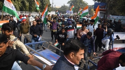 Aspirants near BPSC office, in Patna protesting against alleged paper leak and irregularities in the BPSC 70th Integrated Combined Competitive Examination (CCE) 2024. Policemen stopping them.&nbsp; (Santosh Kumar )