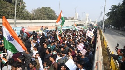 Candidates during protest near BPSC Office in Patna. Bihar Police stopping them.&nbsp; (Santosh Kumar )